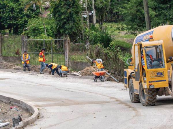 Construcción de 4.90 kilómetros de pavimento con concreto hidráulico desde Senslí a Aguas Calientes, departamento de Copán.