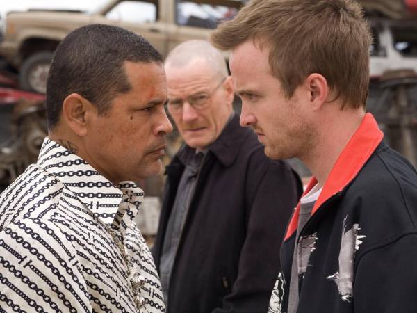 Raymond Cruz junto con Aaron Paul y Bryan Cranston en una escena de 'Breaking Bad'.
