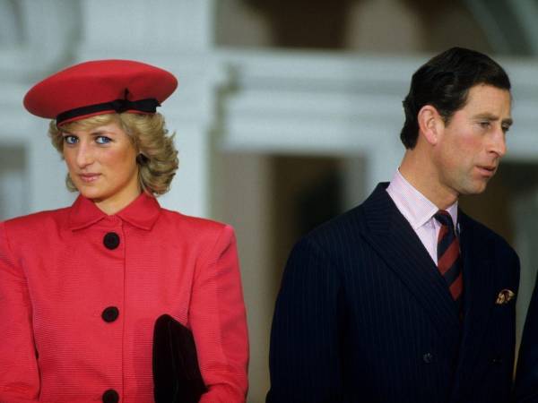 El 31 de agosto se conmemoró el 29 aniversario del fallecimiento de la princesa Diana y el 28 de agosto se cumplieron 30 años del sonado divorcio de Diana de Gales y el ahora rey Carlos III, un trámite que puso fin al simulacro de un cuento de hadas y empujó a la princesa a abrazar una dolorosa libertad que apenas pudo disfrutar durante un año.