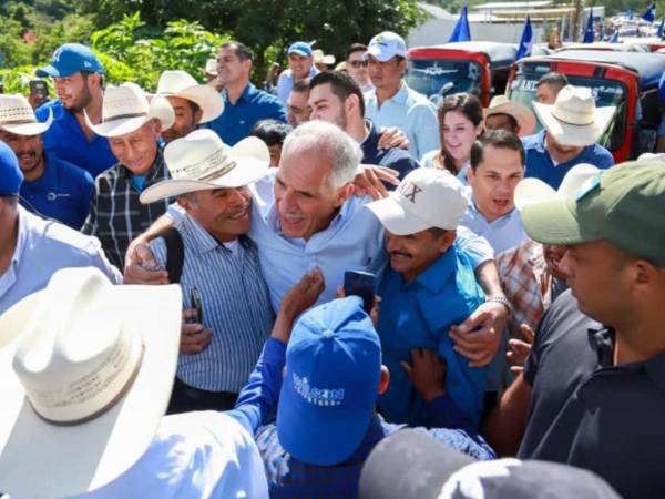 La primera parada de Nasry Asfura fue el municipio de San Manuel de Colohete, donde lo recibieron con entusiasmo cientos de pobladores y líderes comunitarios.