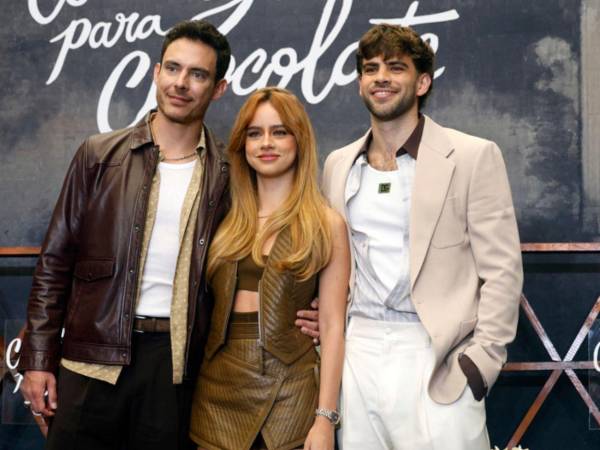 Los actores Francisco Angelini, Azul Guaita y Andrés Baida, posan durante la presentación de la última temporada de la serie 'Como agua para chocolate', en la Ciudad de México (México).