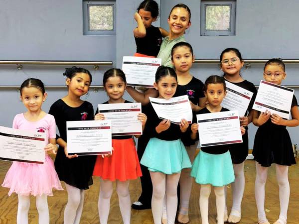 Con disciplina, entusiasmo y muchos sueños, 24 alumnas de la Academia Paso a Paso, de Villanueva, Cortés, viajaron hasta Bogotá, Colombia, para vivir una experiencia de formación artística internacional del 3 al 9 de octubre de 2026.