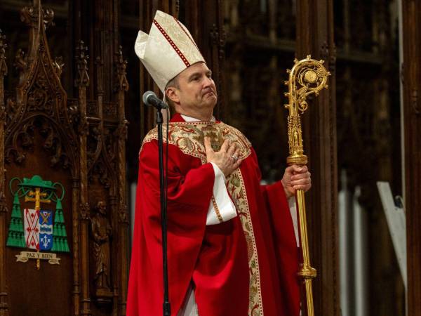 El obispo Ronald Hicks reacciona durante su nombramiento como líder de la arquidiócesis de Nueva York, este viernes en la Catedral de San Patricio, en Nueva York, Estados Unidos