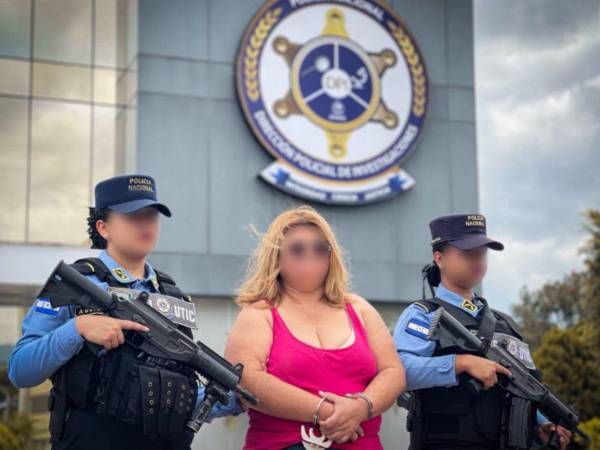 Momento en que la mujer fue llevada a las instalaciones de la Dirección Policial de Investigaciones.