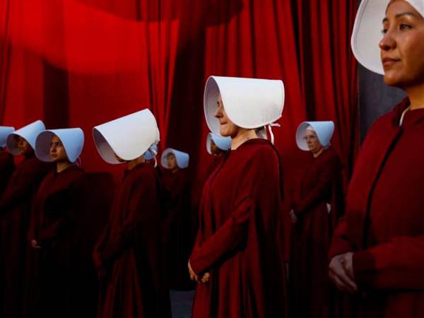 Varias mujeres caracterizadas como las mujeres de 'El cuento de la criada' durante la presentación de la sexta temporada de esta serie en Los Ángeles, Estados Unidos.