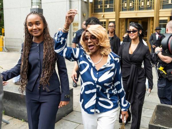 Janice Combs (centro), madre del rapero Sean Combs, conocido como Diddy, saluda al salir de un tribunal federal, este miércoles, después de que un jurado absolviera a su hijo de extorsión y tráfico sexual y lo declarara culpable de cargos menores de transporte para ejercer la prostitución en Nueva York.