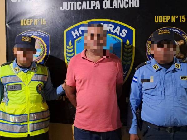 La Policía Nacional detuvo a un conductor de 46 años luego de un incidente en el que dos aspirantes a policías fueron impactados por un vehículo en Juticalpa.