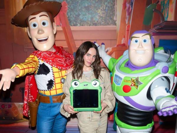 La cantante mexicana Belinda será la voz en español de Lilypad, un nuevo personaje de Toy Story 5. De esta manera, compartirá créditos con los cantantes Bad Bunny y Bizarrap, así como con la actriz española Penélope Cruz, quienes forman parte del elenco de doblaje para Latinoamérica y España de la nueva producción animada de Disney y Pixar.