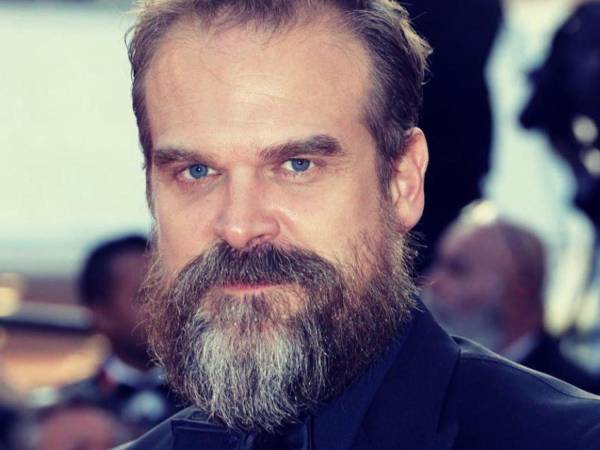 David Harbour no se ha pronunciado públicamente sobre la supuesta denuncia que hizo en su contra Millie Bobby Brown.