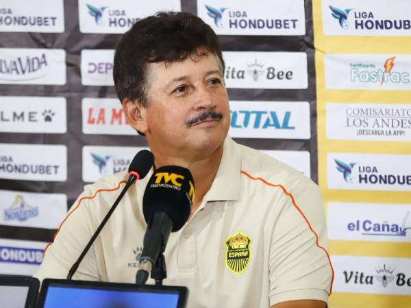 Mauro Reyes en conferencia de prensa tras dirigir su último partido como entrenador interino de Real España.