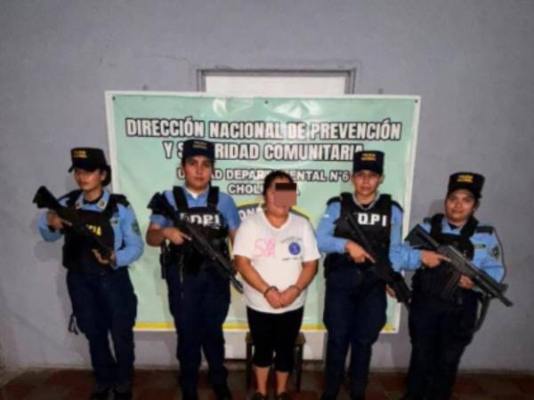 La detenida, junto con la droga y el armamento, fue puesta a la orden del Ministerio Público para el debido proceso legal.