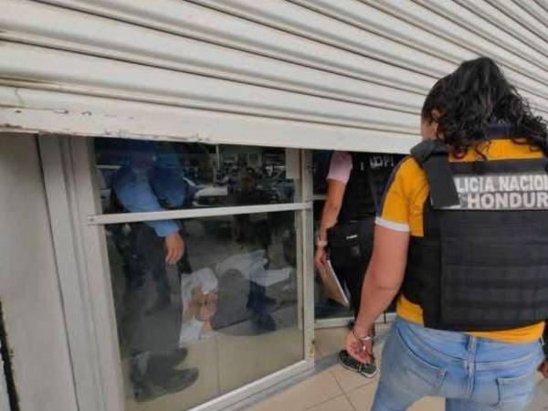 Momento en que la Policía Nacional capturó a los presuntos asaltantes.