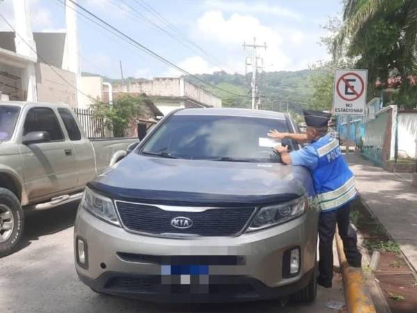 Las autoridades policiales están colocando stickers de advertencia en automotores mal estacionados en San Pedro Sula.