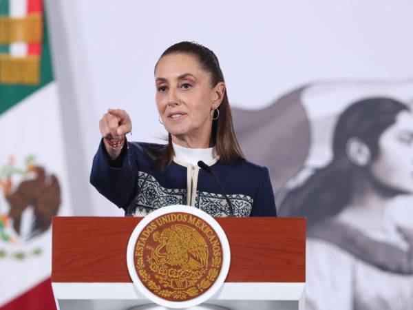 La presidenta de México, Claudia Sheinbaum, habla durante una rueda de prensa este lunes, en Palacio Nacional en Ciudad de México.
