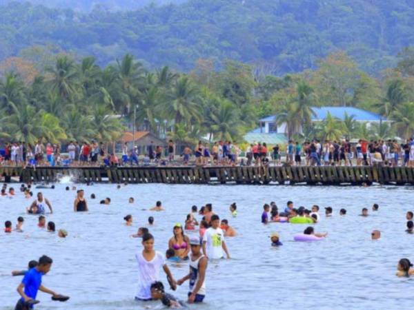 La mayoría de los hondureños aprovechan el feriado de Semana Santa para disfrutar en las playas de Omoa, Puerto Cortés, Tela, La Ceiba, Trujillo e Islas de Bahía.