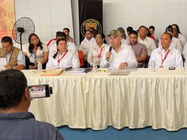 La conferencia municipal terminó marcada por dos escenas: el discurso oficial sobre desarrollo vial y el reclamo ciudadano contra un aumento que la población considera excesivo. López dijo que se reunirá con los delegados que nombren los taxistas para iniciar un diálogo abierto.