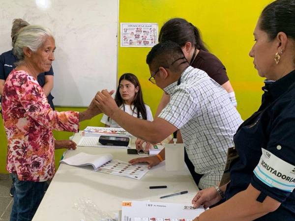 Una persona votando el domingo pasado en San Antonio de Flores, El Paraíso.