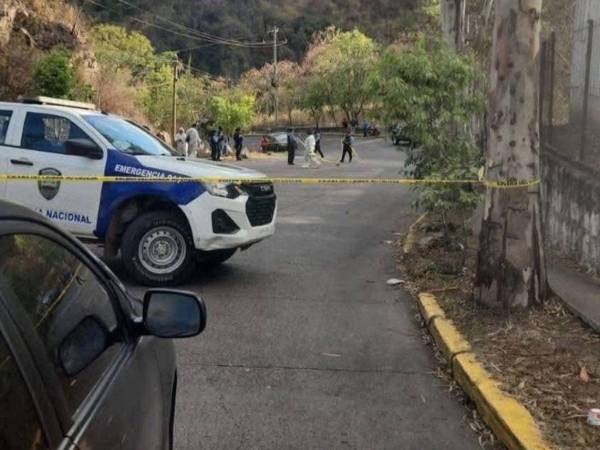 Tras el doble homicidio, agentes de la Policía Nacional se desplazaron a la zona para acordonar la escena.
