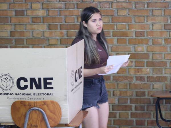 Algunos jóvenes comenzaron a llegar a los centros de votación desde horas tempranas de la mañana, aunque en su mayoría eran personas mayores quienes abarrotaron los lugares predilectos para ejercer el sufragio.