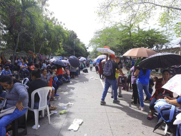 Alrededor de cinco mil personas llegan a diario al CEB Soledad Fernández, en el barrio Barandillas.