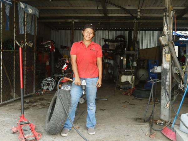 Elizabeth Toro, una pequeña empresaria de 25 años, es propietaria de la llantera Multiservicios El Chele, ubicada entre la primera y segunda calle, séptima avenida del céntrico barrio Santa Anita de San Pedro Sula.