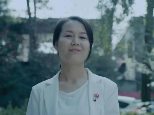 La actriz Zhao Xiaohong se interpreta a sí misma en el drama discreto de Qin Xiaoyu sobre la vida después de la prisión, la maternidad y la supervivencia en la China moderna.