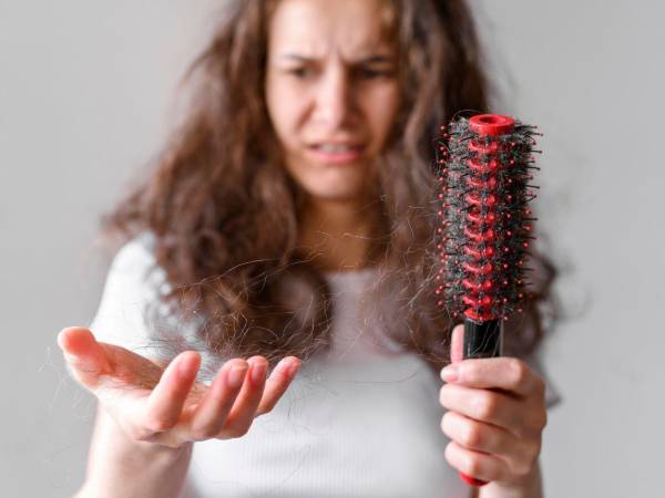 La pérdida de cabello refleja <b>múltiples causas posibles. </b>