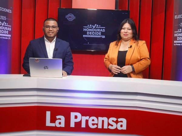 Josué Cárcamo y Liseth García durante la transmisión en vivo de las elecciones generales en Honduras.