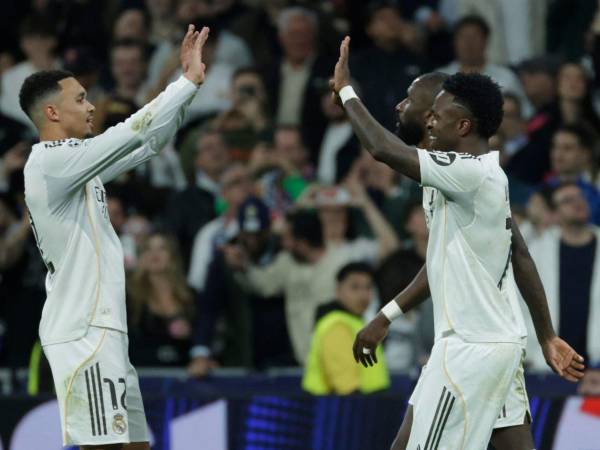 Jugadores del Real Madrid celebrando el gol de Vinicius ante el Benfica en la Champions League.