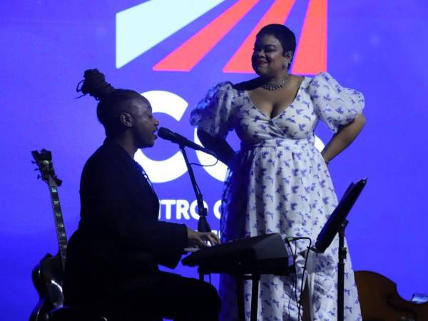 Los artistas estadounidenses V. Shayne Frederick y Laurin Talese brillaron en el escenario con interpretaciones excepcionales de jazz.