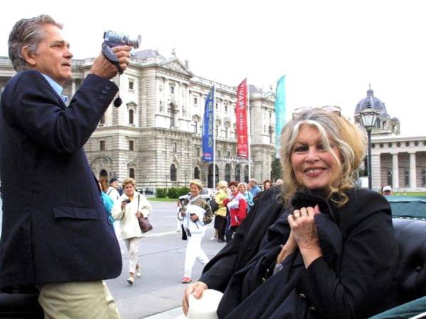 Foto de archivo de la actriz francesa y activista por los derechos de los animales Brigitte Bardot (R) y su esposo, el abogado francés Bernard Ormale, posan en Viena, Austria, 26 de mayo de 2002.