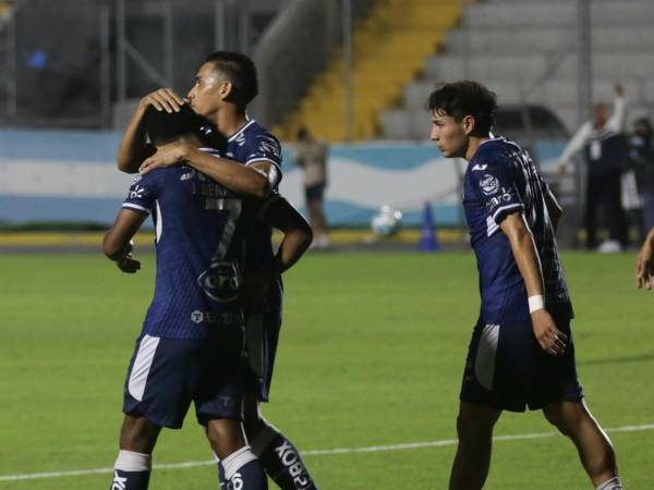 Jugadores del Motagua celebrando uno de los goles marcados en el estadio Nacional.