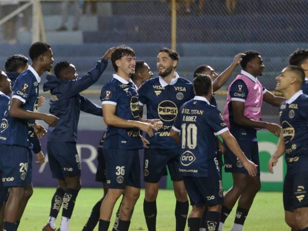 Jugadores del Motagua festejaron la clasificación en el estadio Cuscatlán.
