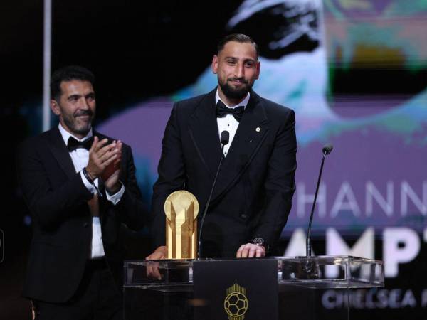 Donnarumma recibiendo el Trofeo Yashin.