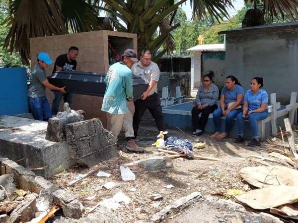 Familiares de Julián Ferrera Colindres lo sepultaron la mañana del miércoles 2 de julio en el cementerio general San Pedro Apóstol de San Pedro Sula.