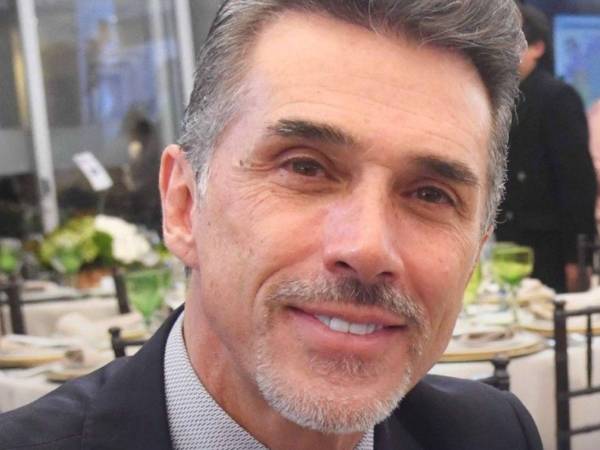 Sergio Mayer fue expulsado de Morena luego de solicitar licencia como diputado federal para participar en el reality show La Casa de los Famosos, una decisión que el partido consideró una falta grave por anteponer intereses personales y mediáticos a sus responsabilidades legislativas y principios partidarios.