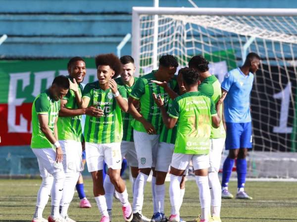 Jugadores del Marathón celebrando el gol de Damin Ramírez.
