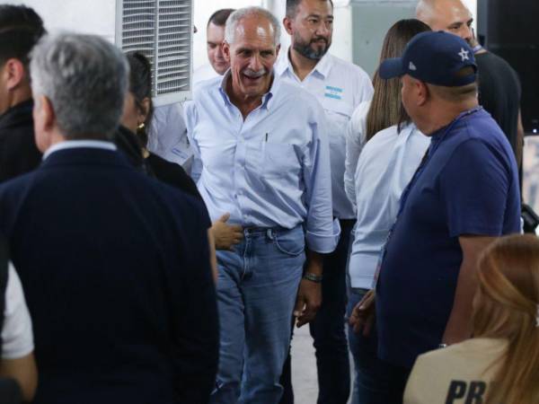 Los candidatos de la oposición permanecen a la espera de los resultados oficiales por parte del Consejo Nacional Electoral.