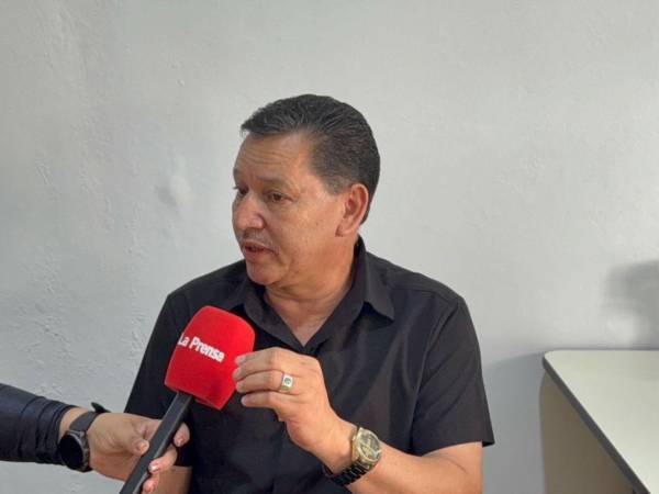 El padre Sandro Aguilar, líder de la iglesia Santa Bárbara en Erandique, Lempira, llama al pueblo hondureño a despertar y exigir justicia ante la crisis política, social y moral que afecta al país.