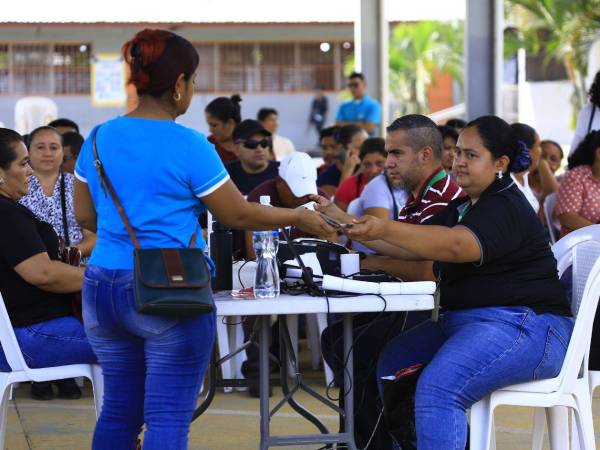 Las entregas del bono comenzaron ayer y finalizarán este martes en el Centro de Educación Básica Soledad Fernández.