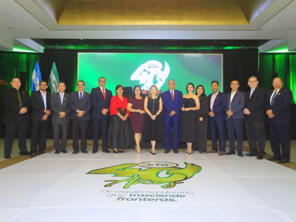 Autoridades académicas y administrativas de la Universidad Tecnológica de Honduras (UTH) que acompañaron a los graduados de todas las promociones.
