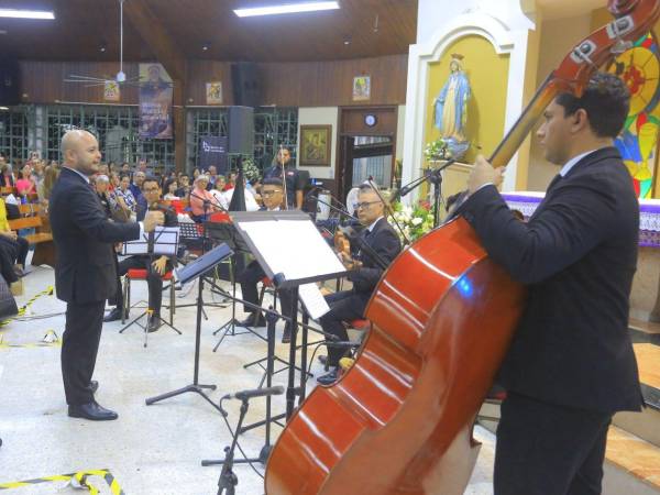 El maestro Óscar Barahona con el sexteto de la FIL de SPS, ante la atención del público.