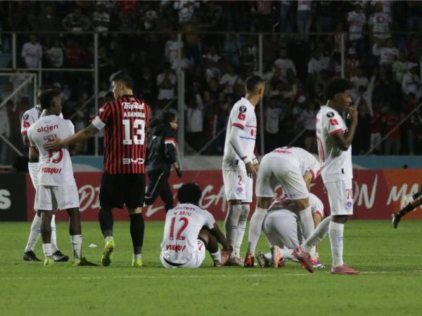 Jugadores del Olimpia terminaron cabizbajos tras la eliminación en su propia casa.
