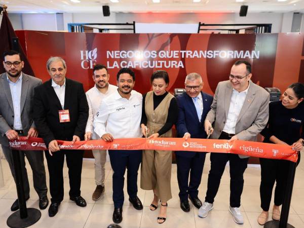 El corte inaugural estuvo a cargo de los organizadores y patrocinadores. En la imagen José Ricardo Fuentes, Karim Qubain, Luis Chévez, Juan Carlos Pineda, Ariana Camacho, Jorge Umaña, Leonel Rivas y Alejandra Pavón.