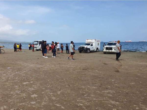 Bañistas alertaron a autoridades. Al sitio llegaron la Policía, Bomberos y el 911.