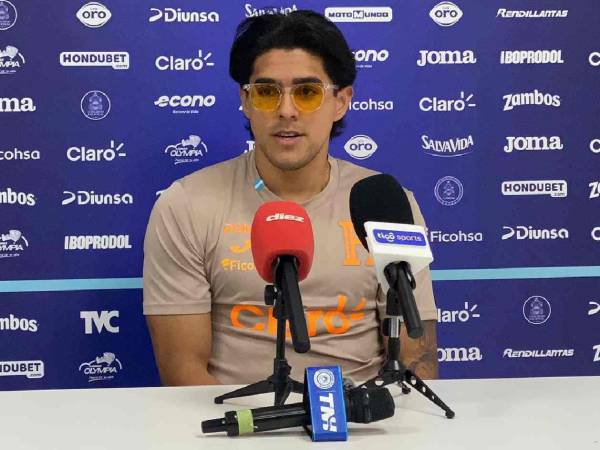 Luis Palma atendió a los medios de comunicación en el el sexto día de concentración de la Selección de Honduras.
