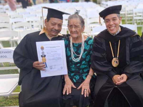 El pasado 26 de septiembre, don Marco Martínez culminó sus estudios universitarios y, al recibir su título, se lo dedicó con emoción a su adorada madre, doña Elvia Martínez. La familia celebró este logro acompañada por el rector de la Unah, Odir Fernández.