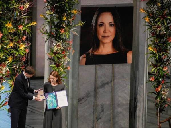 La opositora venezolana María Corina Machado recibió este miércoles el Nobel de la Paz por medio de su hija, Ana Corina Sosa, quien realizó una dedicatoria muy especial del galardón en nombre de su madre. ¿A quién se lo dedicó?