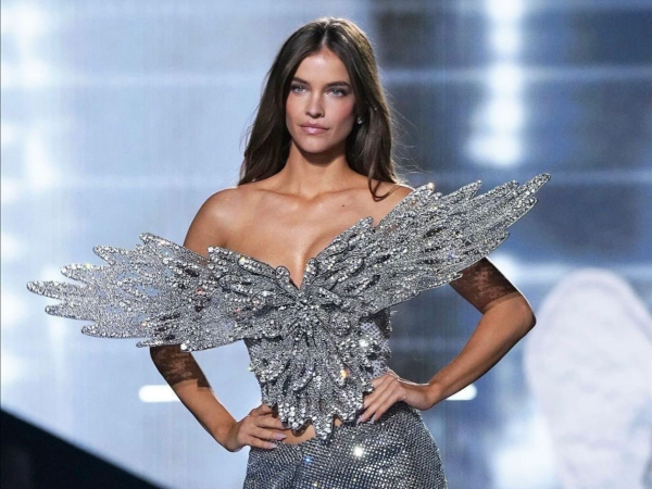 Semanas después de convertirse en madre, la modelo húngara Barbara Palvin volvió a encender los reflectores en el Victoria’s Secret Fashion Show 2026. Con seguridad, elegancia y una ovacionada aparición, la modelo firmó uno de los regresos más impactantes e inspiradores del año.
