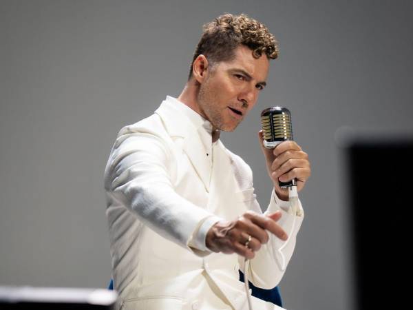 En noviembre de 2025, David Bisbal lanzó el álbum: Todo Es Posible En Navidad y este año lanzó una reedición especial que incluye el nuevo sencillo Navidad sin ti.